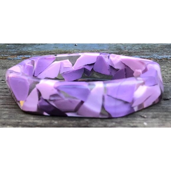 Vintage Faceted Hexagonal Y2K Confetti Lucite Bracelet Shades of Purple in Clear - Picture 5 of 6